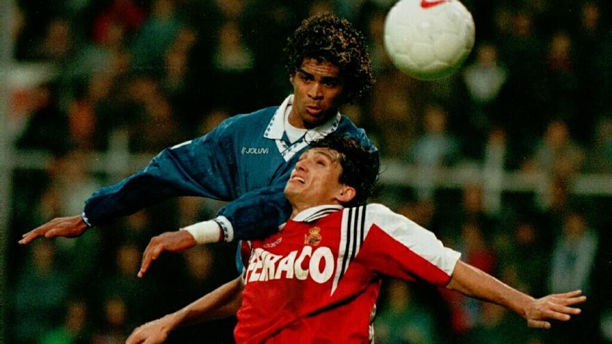 Abel Xavier disputa el balón con Armando, este en el Deportivo, en un choque de 1997.