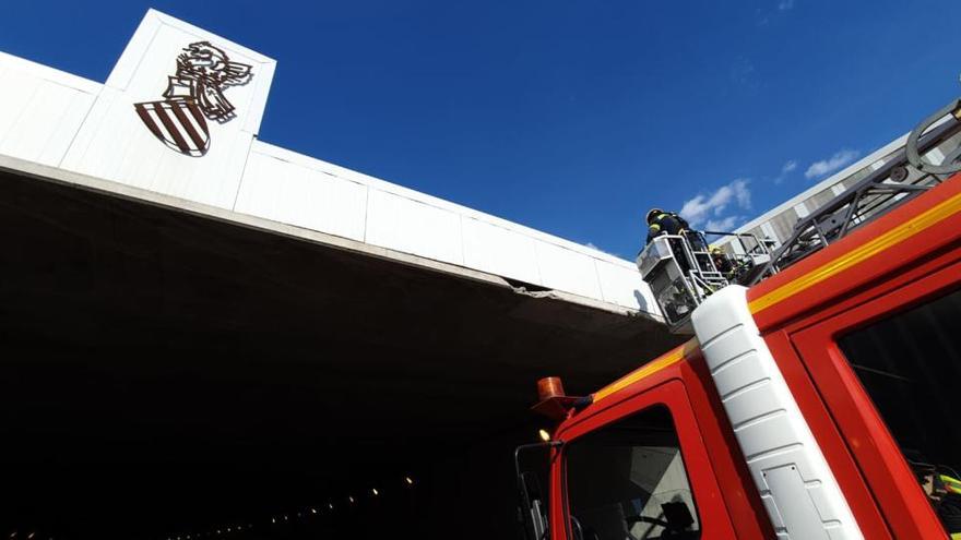 Cortan media hora la avenida de Dénia en Alicante por una caída de cascotes del túnel