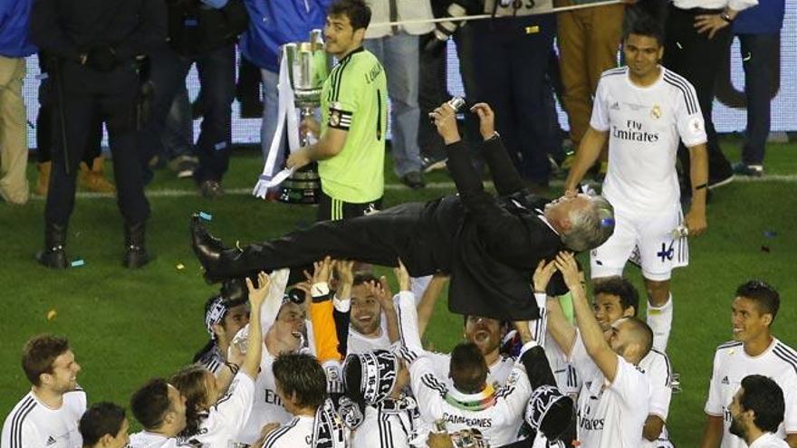 Los jugadores del Real Madrid &#039;mantean&#039; a Ancelotti.