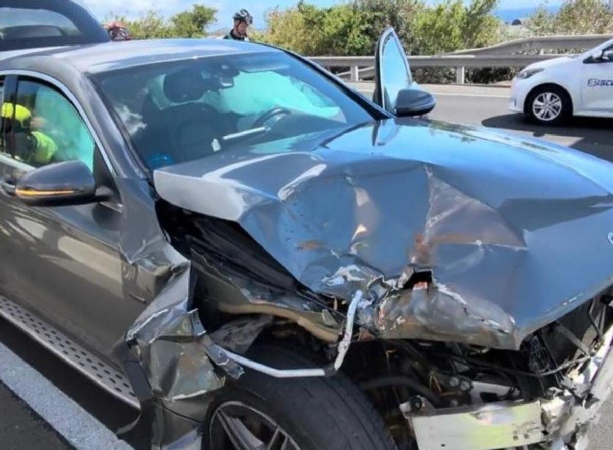 Estado en el que quedó el coche tras colisionar contra una guagua en la GC 1, a la altura del municipio de Ingenio, en la mañana de este lunes