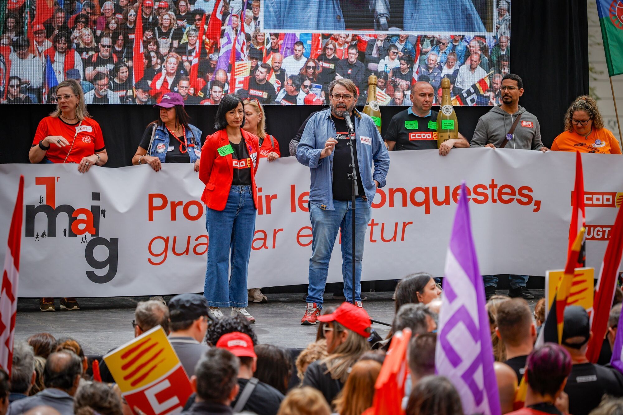01/05/2025 La secretaria general de CC.OO. de Catalunya, Belén López y el secretario general de UGT de Catalunya, Camil Ros, intervienen durante la manifestación por el Día del Trabajador, a 1 de mayo de 2025, en Barcelona, Catalunya (España). Los sindicatos UGT y CCOO han convocado hoy 1 de mayo, en más de 50 ciudades, a la ciudadanía a participar en los actos y manifestaciones para defender los derechos de las personas trabajadoras. El lema de este año es 'Proteger lo conquistado, ganar futuro' para persistir en que se cumpla el acuerdo para rebajar la jornada laboral hasta las 37,5 horas en 2025 y urgir a que se abra una mesa de diálogo social para reformar el despido en España. ECONOMIA Kike Rincón - Europa Press