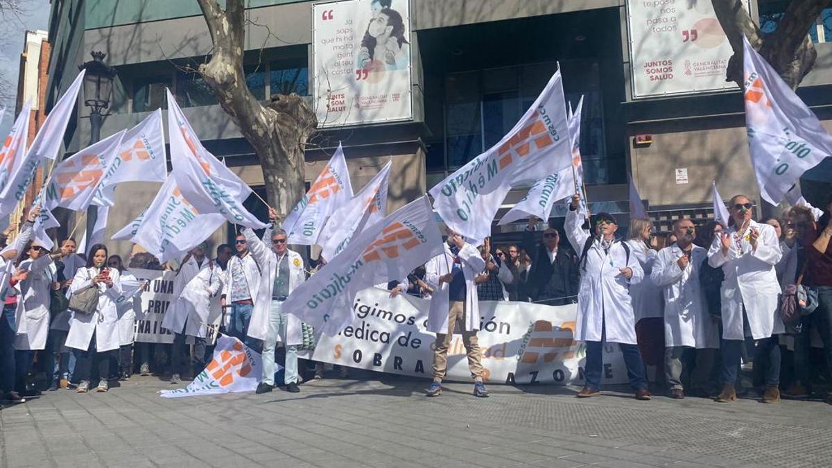 Concentración coincidiendo con la primera jornada de la huelga de médicos, el 6 de marzo