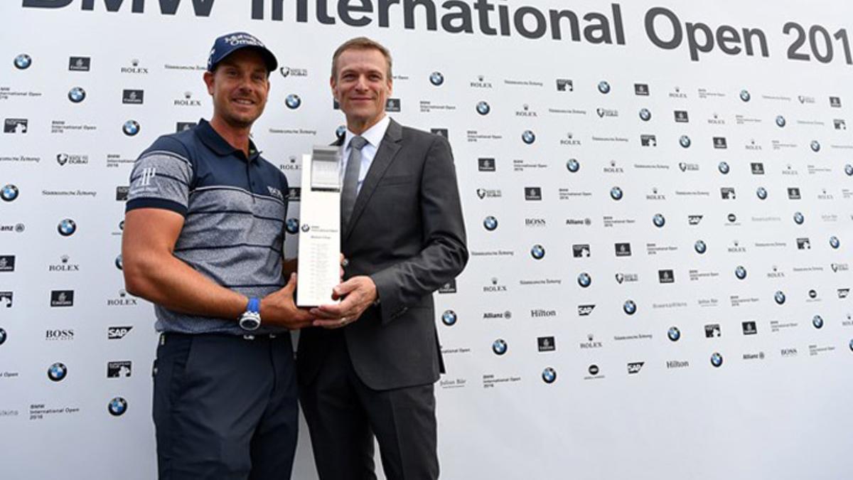 Stenson, orgulloso con el trofeo de campeón del BMW International