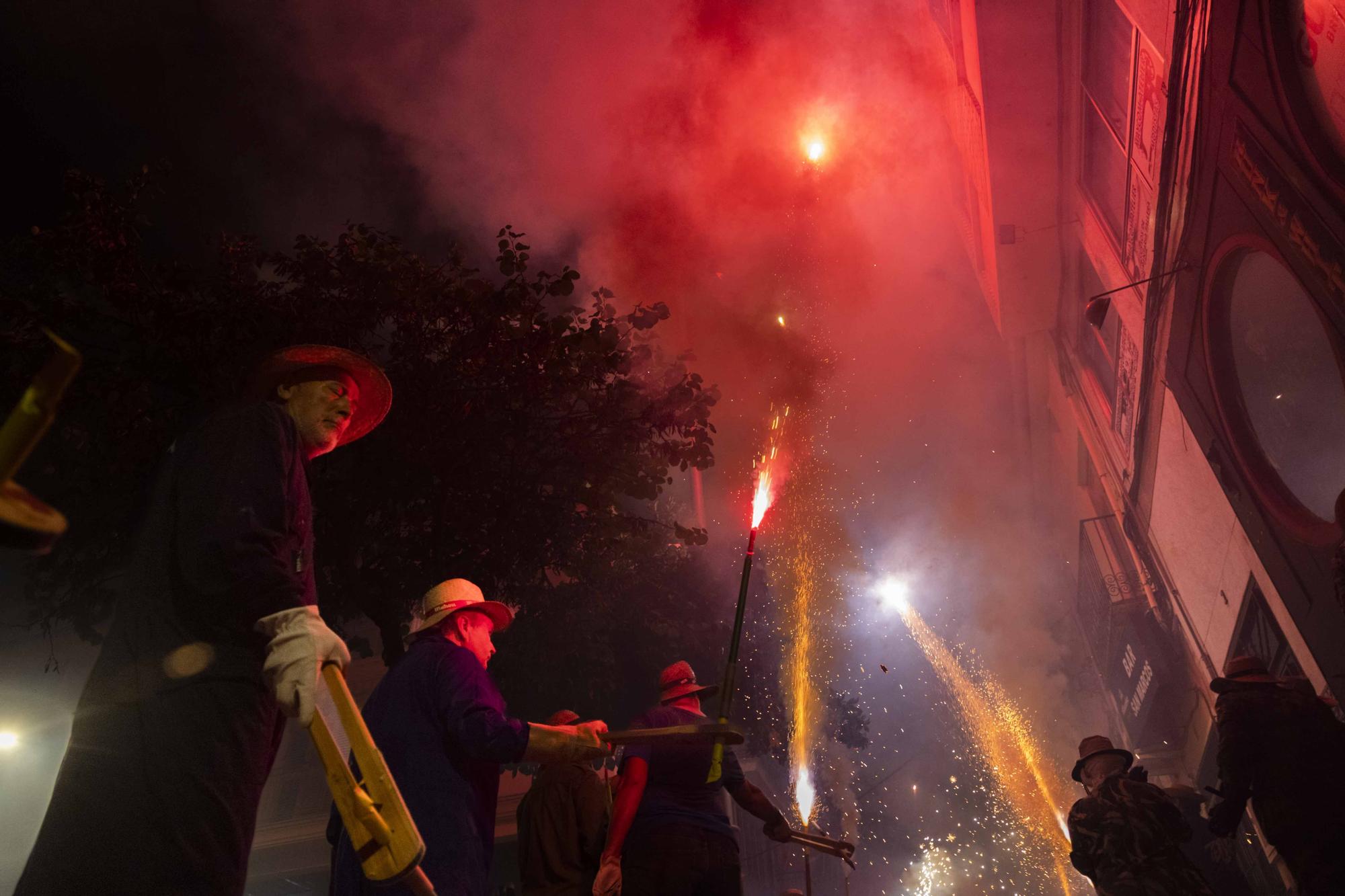 Así ha sido el pasacalle de cohetes de lujo en Paterna