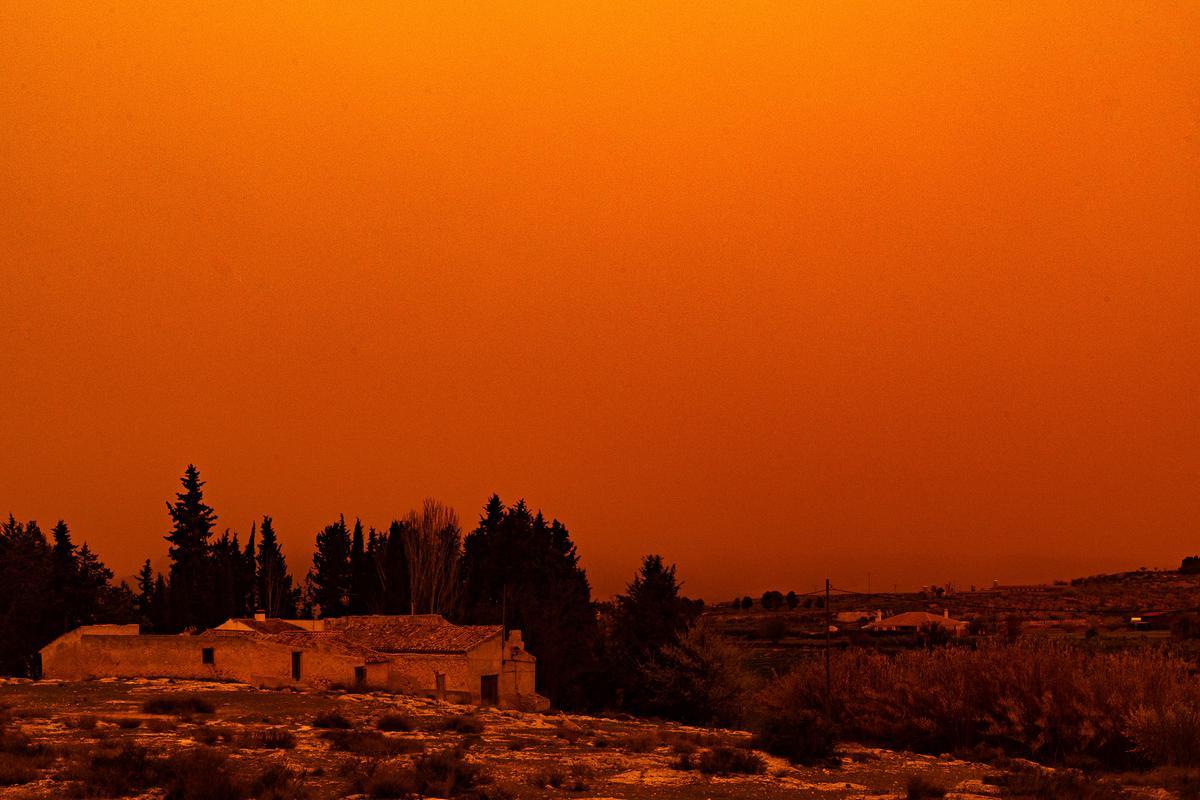 Cielo con tonos rojizos por la llegada de polvo sahariano, este lunes en Navares, Caravaca de la Cruz (Murcia).