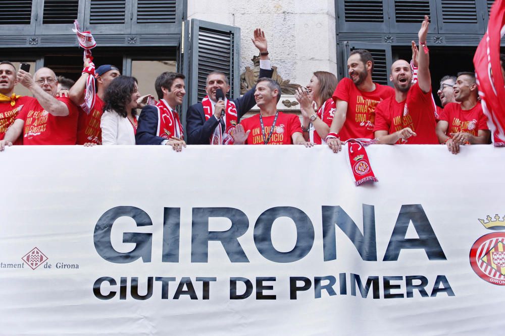 Parlaments dels jugadors del Girona al balcó de l'ajuntament