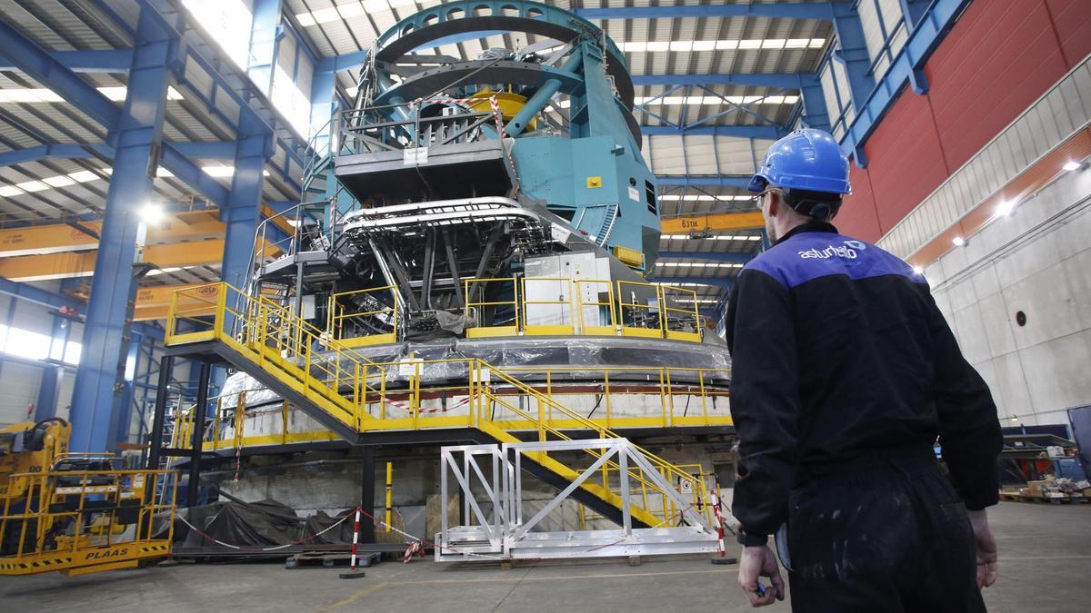 Un operario observa el armazón de un telescopio gigante fabricado por Asturfeito.
