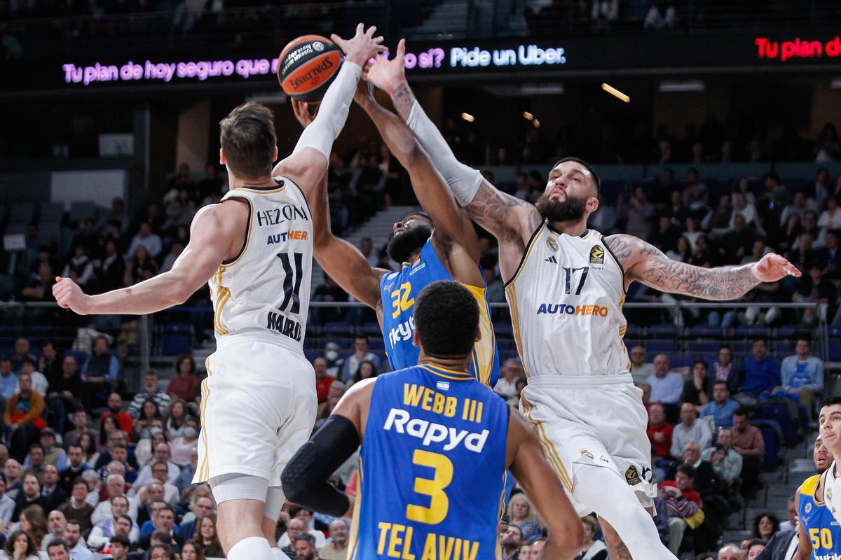 Mario Hezonja y Vicent Poirier pugnan por un rebote con James Webb III.