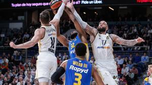 Mario Hezonja y Vicent Poirier pugnan por un rebote con James Webb III en el Real Madrid-Maccabi de la Euroliga 23-24