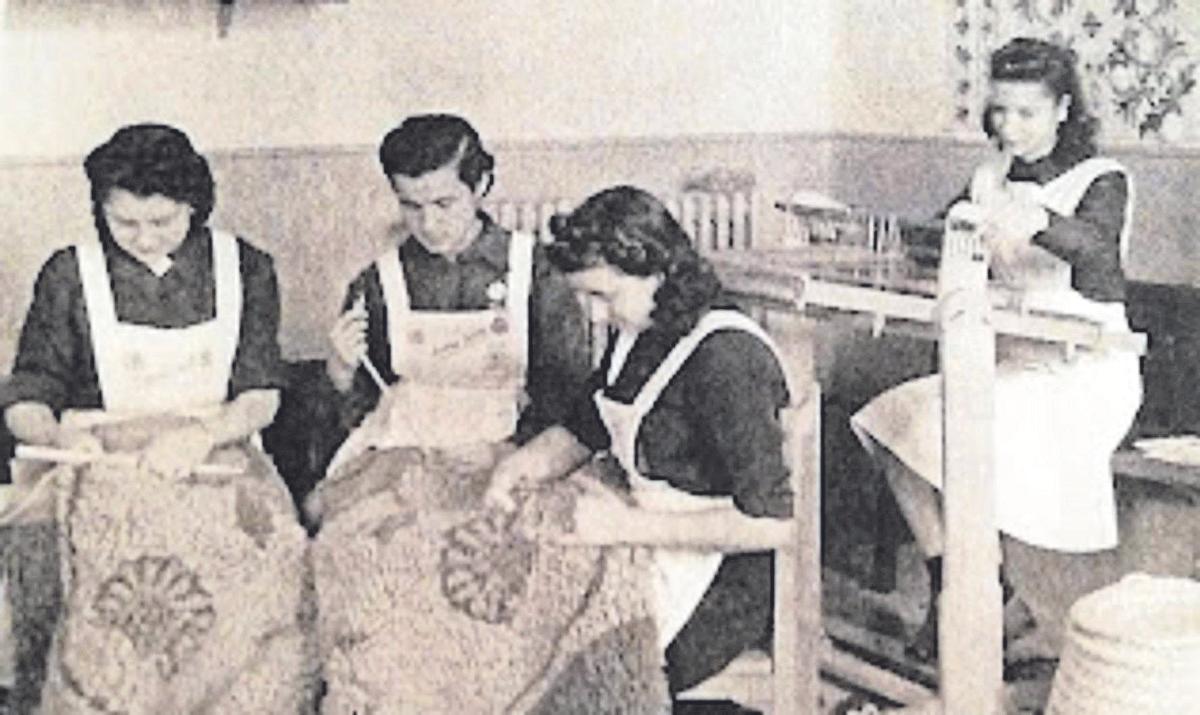Mujeres cosiendo en un taller durante la etapa franquista.
