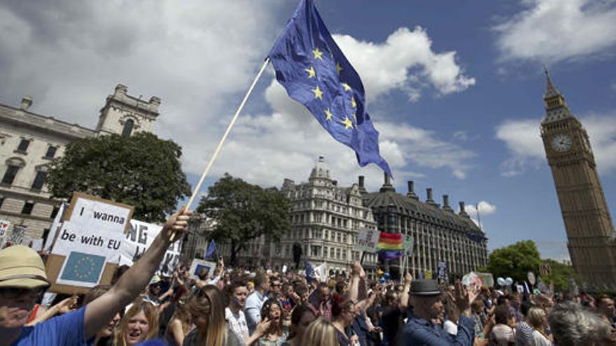 Un manifestante ondea la bandera de la Unión Europea en Londres