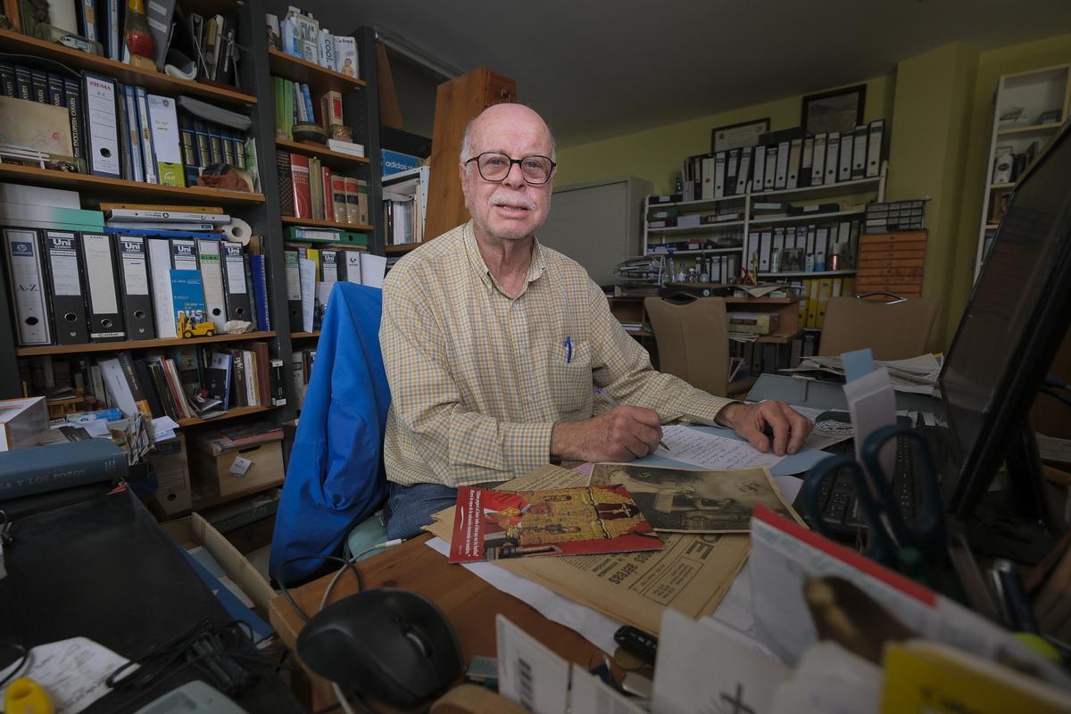 Fernando Ojeda en su despacho con la lista de curas en su mano.