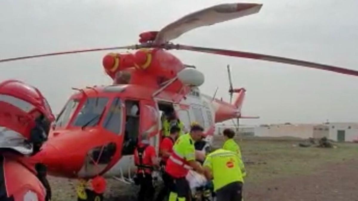 El corredor herido tras ser evacuado en el helicóptero del GES antes de su traslado al Hospital Universario de Lanzarote Doctor José Molina Orosa (1)