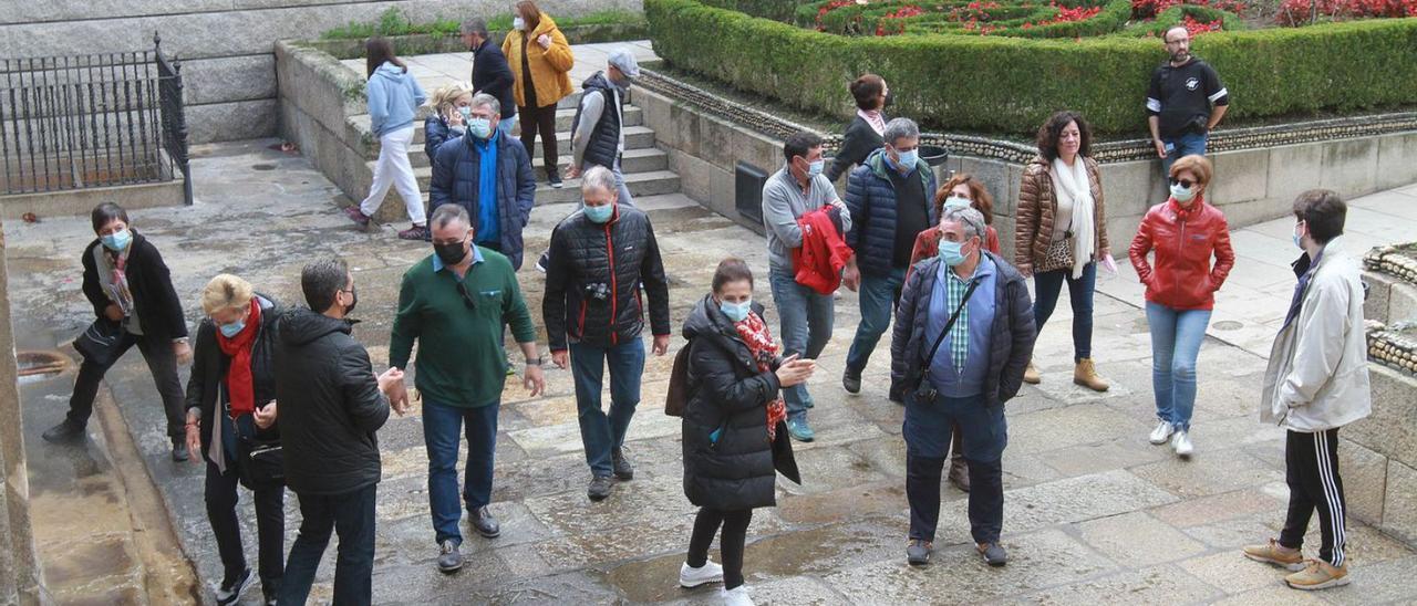 Un grupo de turistas visita la fuente de As Burgas. |   // IÑAKI OSORIO