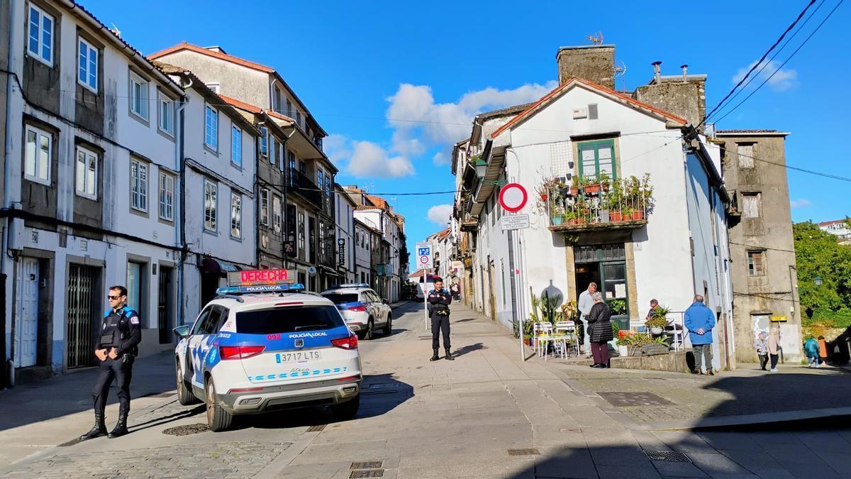 Una fuga de gas en un edificio de la rúa de San Pedro obliga a desalojar tres viviendas en Santiago