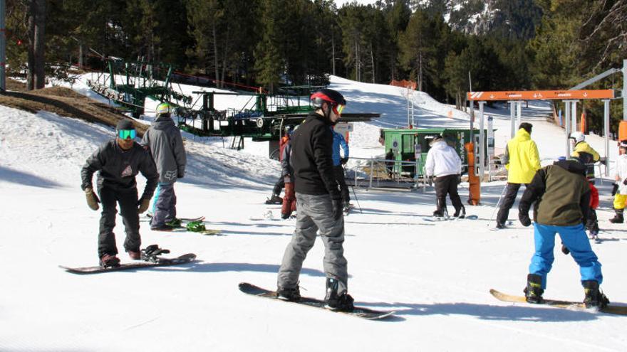 Esquiadors a la part baixa de La Molina