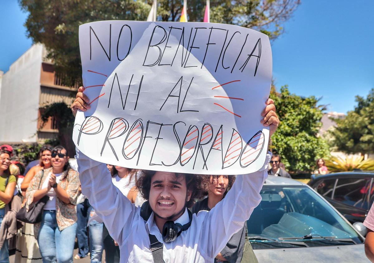 Concentración de alumnos de la ULL por la posible pérdida de una convocatoria de exámenes