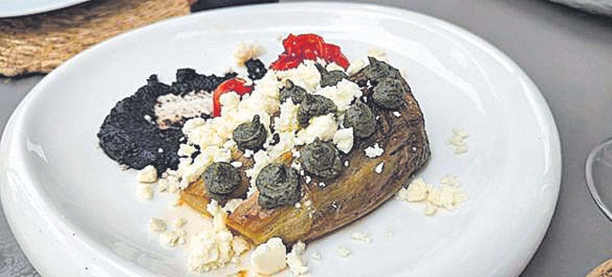 Berenjena ahumada con hummus de pesto.