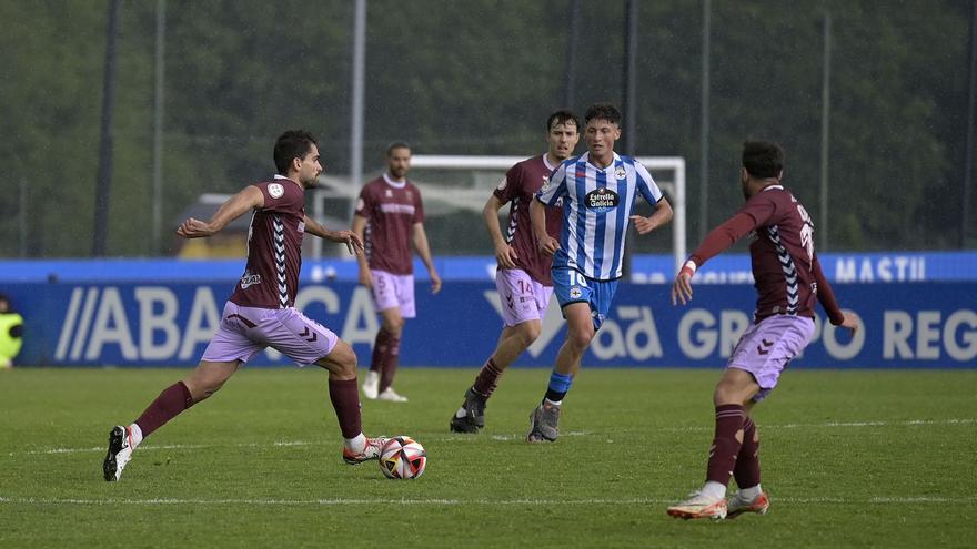 Toño conduce el balón en un momento del partido disputado ayer entre el Pontevedra y el Deportivo Fabril en A Coruña. |  // ÁREA 11