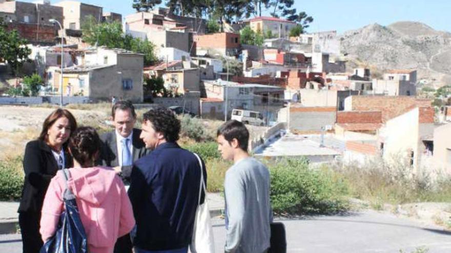 Un momento de la visita realizada ayer al barrio de La Tafalera.