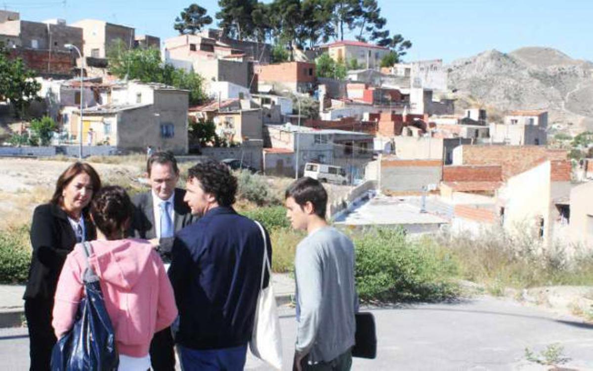 Un momento de la visita realizada ayer al barrio de La Tafalera.
