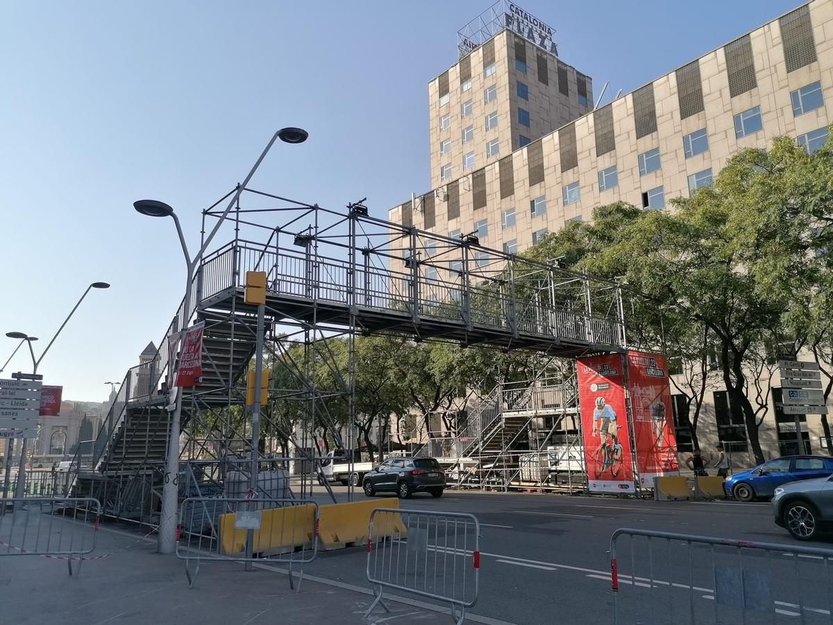 El puente para peatones junto a la meta de La Vuelta en Barcelona