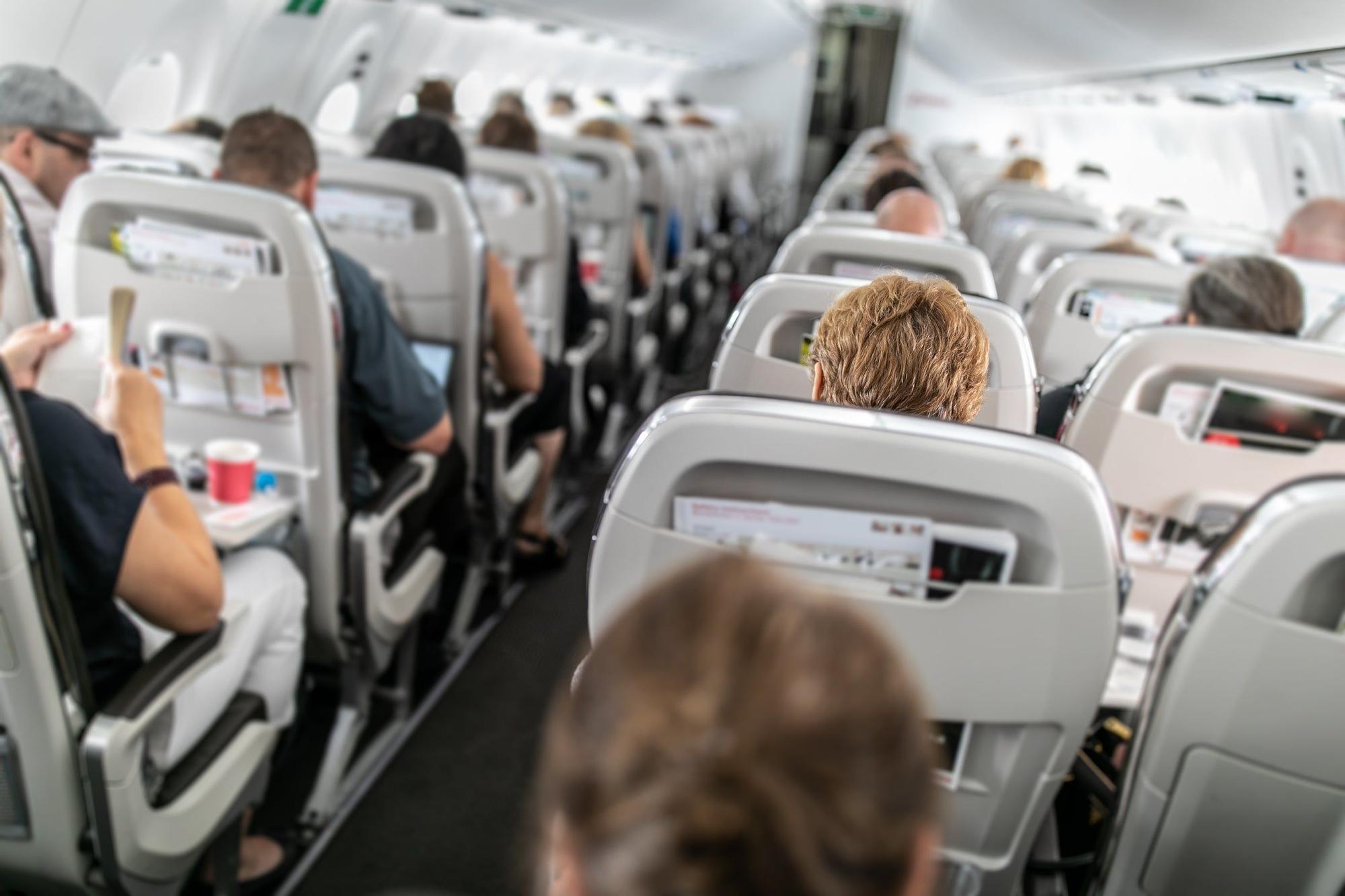 Interior de un vuelo comercial