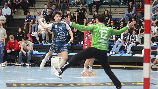 El joven extremo del Frigoríficos Martín Fuentes, a punto de batir a Domenech en uno de los goles más espectaculares del partido ante Alicante por su ejecución técnica.