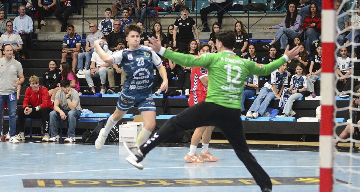 El joven extremo del Frigoríficos Martín Fuentes, a punto de batir a Domenech en uno de los goles más espectaculares del partido ante Alicante por su ejecución técnica.