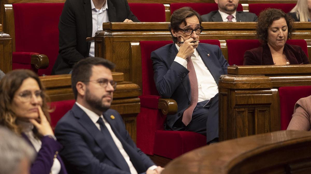 El ’president’ Pere Aragonès, y el líder del PSC, Salvador Illa, en un pleno del Parlament.