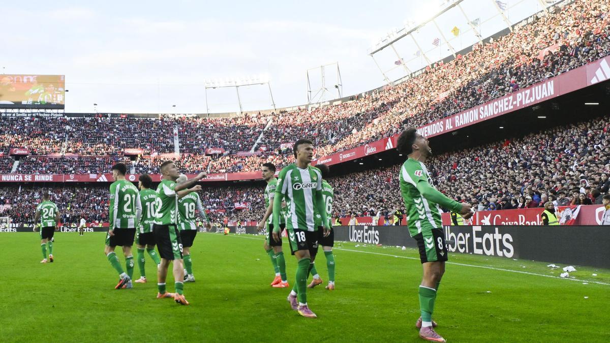 Pablo Fornals (d) celebra tras marcar el 0-1 durante el partido de LaLiga entre Sevilla FC y Real Betis celebrado este domingo en el Estadio Ramón Sánchez-Pizjuán de Sevilla.