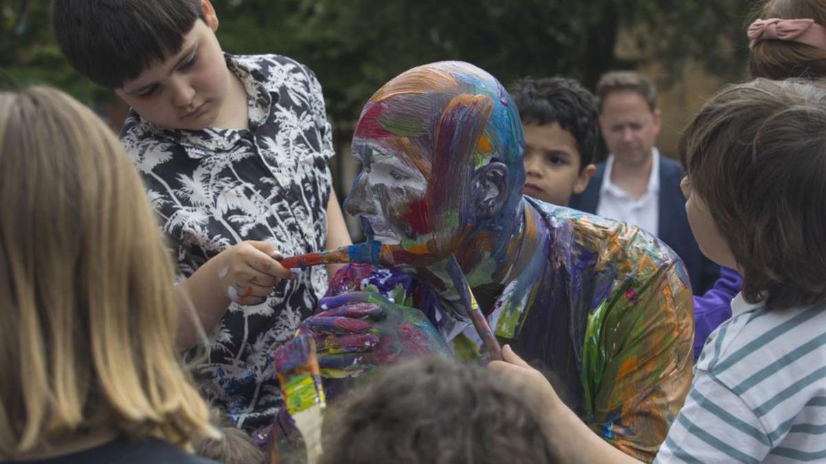 Blanko se deja pintar por los niños en Porlier.