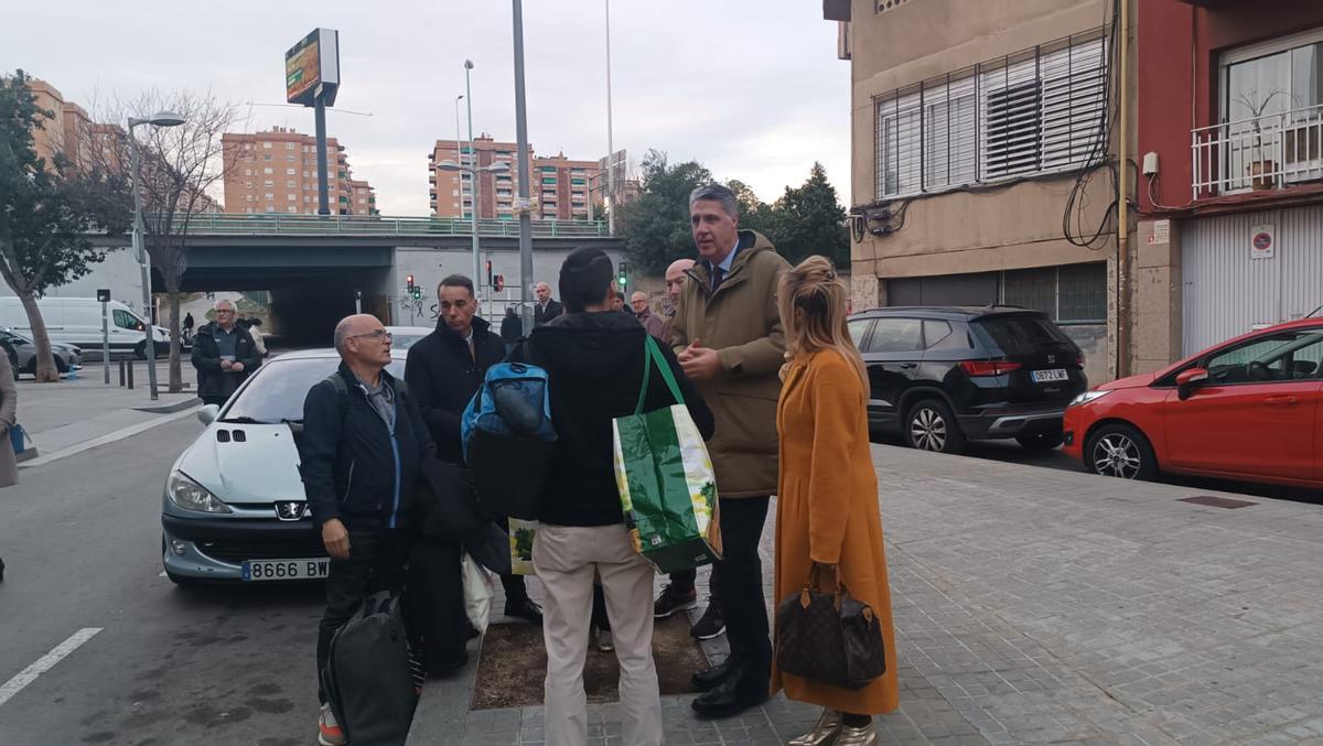 El alcalde Albiol habla con uno de los vecinos evacuados este miércoles en la calle Canigó de Badalona
