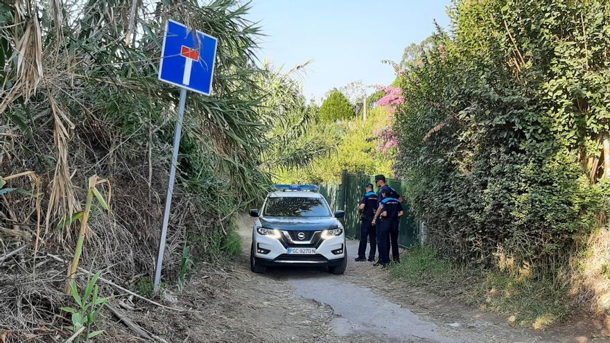 La Guardia Civil y la Policía Local de Cangas, esta tarde, en el camino de acceso a la cala en la que se encontró el cráneo.