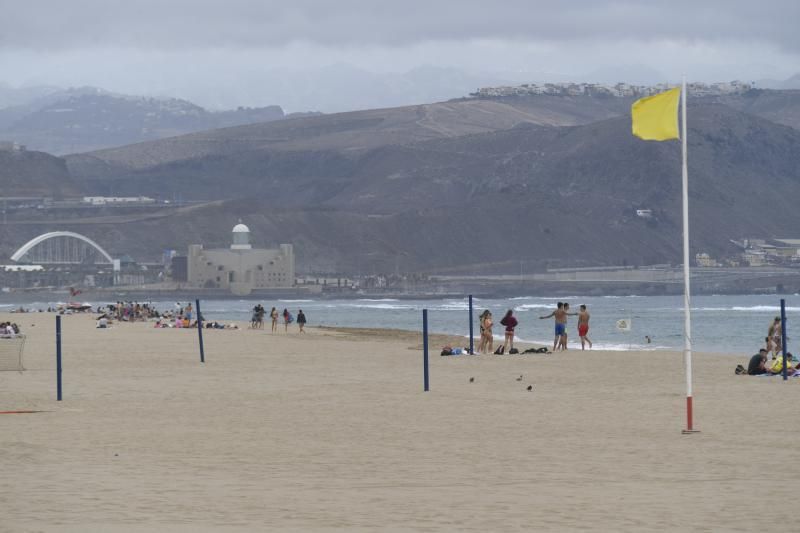 23-06-20 LAS PALMAS DE GRAN CANARIA.PLAYA DE LAS CANTERAS.LAS PALMAS DE GRAN CANARIA. Fotos de la gente desalojando Las Canteras. Fotos: Juan Castro  | 23/06/2020 | Fotógrafo: Juan Carlos Castro