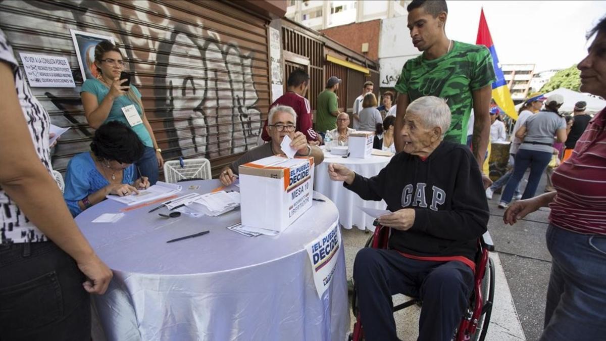 Un grupo de personas participa en una votacion hoy 16 de julio del 2017 en Caracas , Venezuela.
