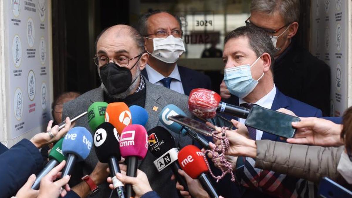 Los presidentes de Aragón, Javier Lambán (i), y Castilla-La Mancha, Emiliano García-Page, atendiendo a los medios tras su reunión en Ferraz convocada por la dirección del PSOE para encauzar el debate de la financiación autonómica, este 5 de noviembre de 2021.