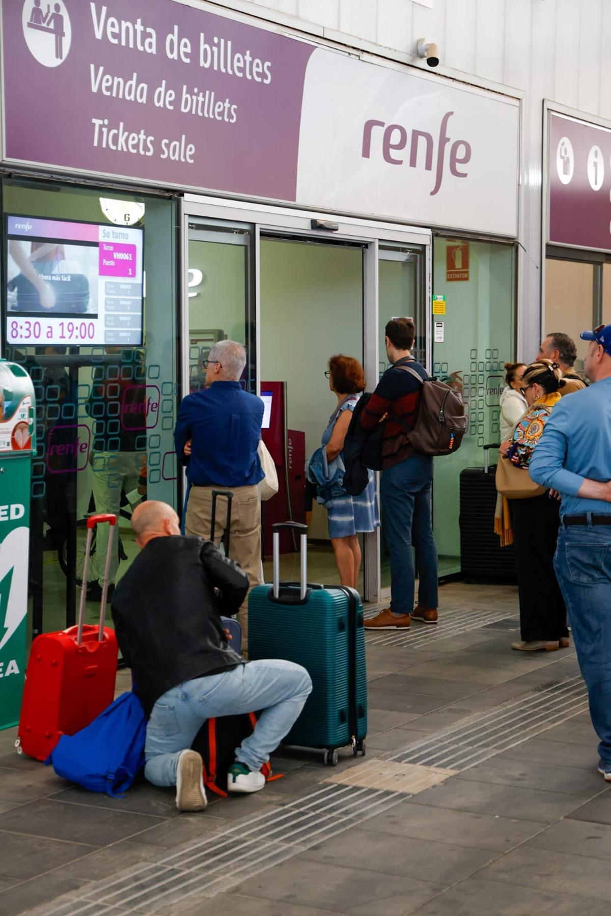 Decenas de viajeros intentan escapar de la cancelación de trenes a Barcelona vía Madrid