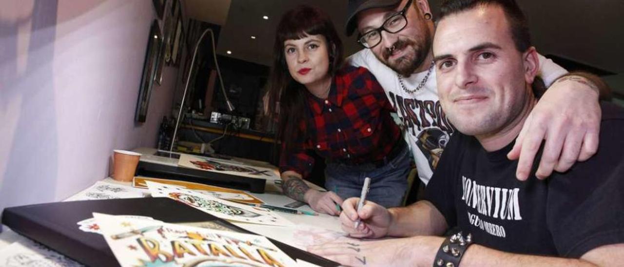 Beatriz del Valle, Natxo Suárez y Javi Pozo, en el estudio gijonés de tatuajes.