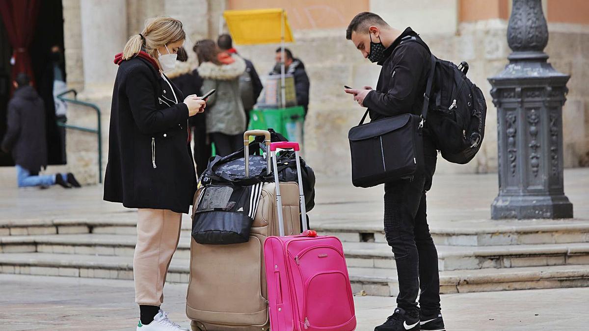 Dos turistas llegan a València horas después de la entrada en vigor de las nuevas restricciones, ayer.   | M.A. MONTESINOS