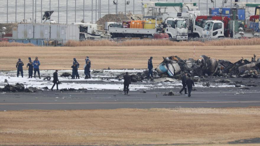 Japón examina los restos del avión calcinado en busca de pistas sobre la causa del accidente