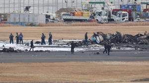 Japón examina los restos del avión calcinado en busca de pistas sobre la causa del accidente