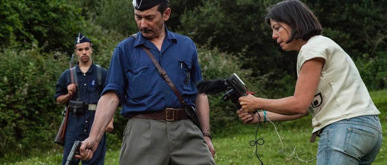 Leonor Suárez graba a dos miembros de &quot;Frente del Nalón&quot; caracterizados como falangistas en el pelotón de fusilamiento.