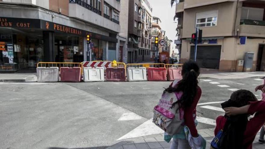 Las vallas que impiden la circulación hacia la calle Carlota Pasarón, en la confluencia con Pintor Gisbert.