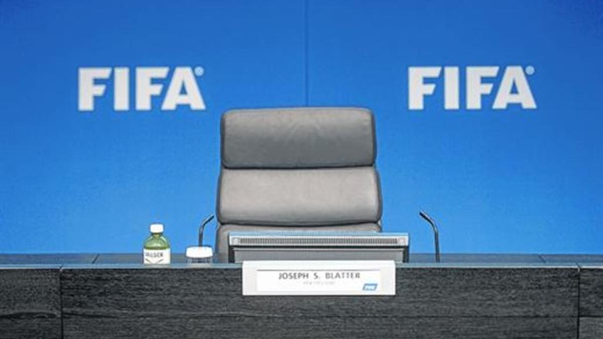 La silla vacía de Joseph Blatter, tras anunciar su dimisión de la presidencia de la FIFA en Zúrich, el martes.