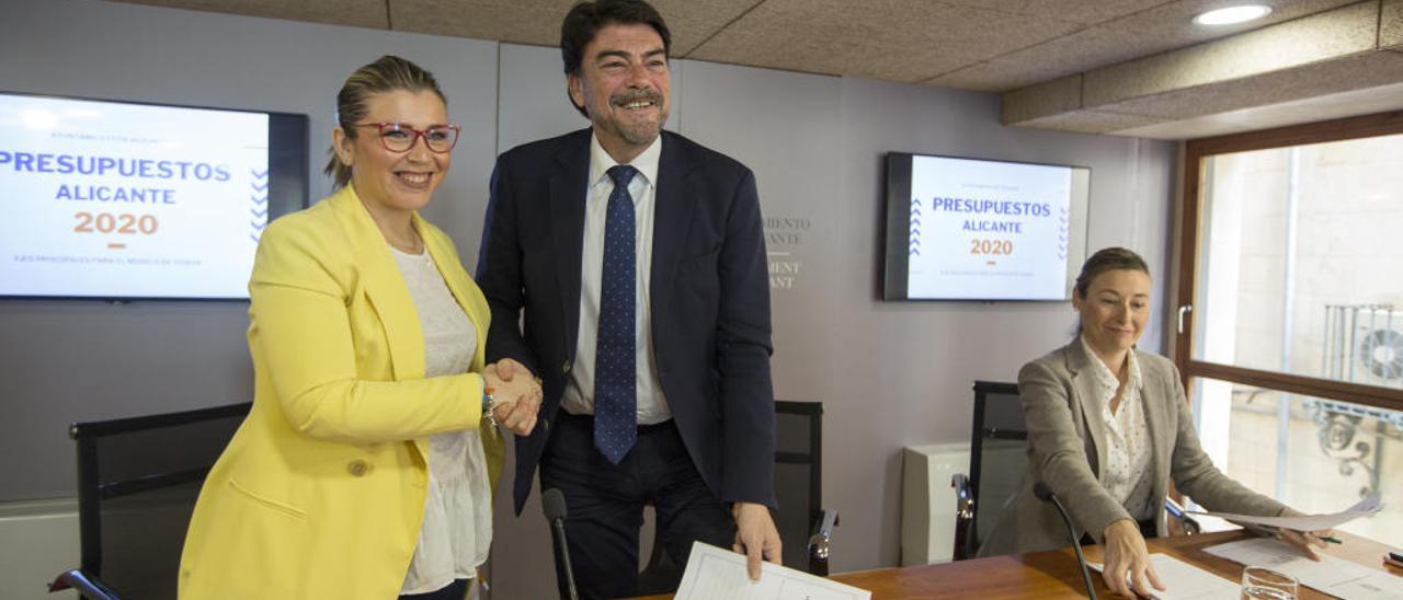 La vicealcaldesa, Mari Carmen Sánchez  (Cs), y el alcalde, Luis Barcala (PP), se dan la mano tras la rueda de prensa, en presencia de la edil de Hacienda, Lidia López.