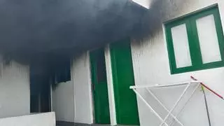 Rescatan a un hombre en estado grave por un incendio en una casa de Arrecife