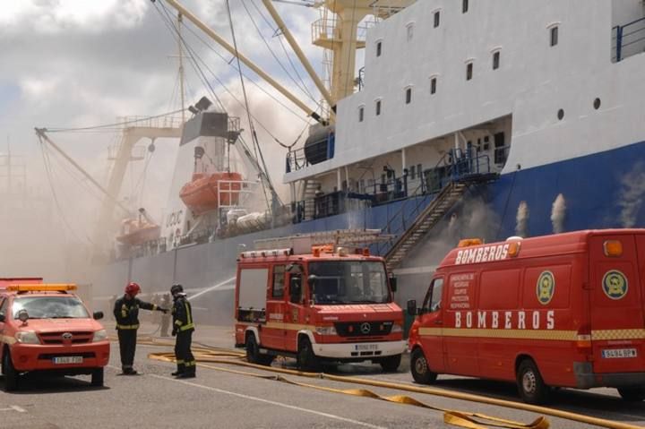 Incendio en el pesquero ruso Oleg Naydenov, atracado en el dique Reina Sofía