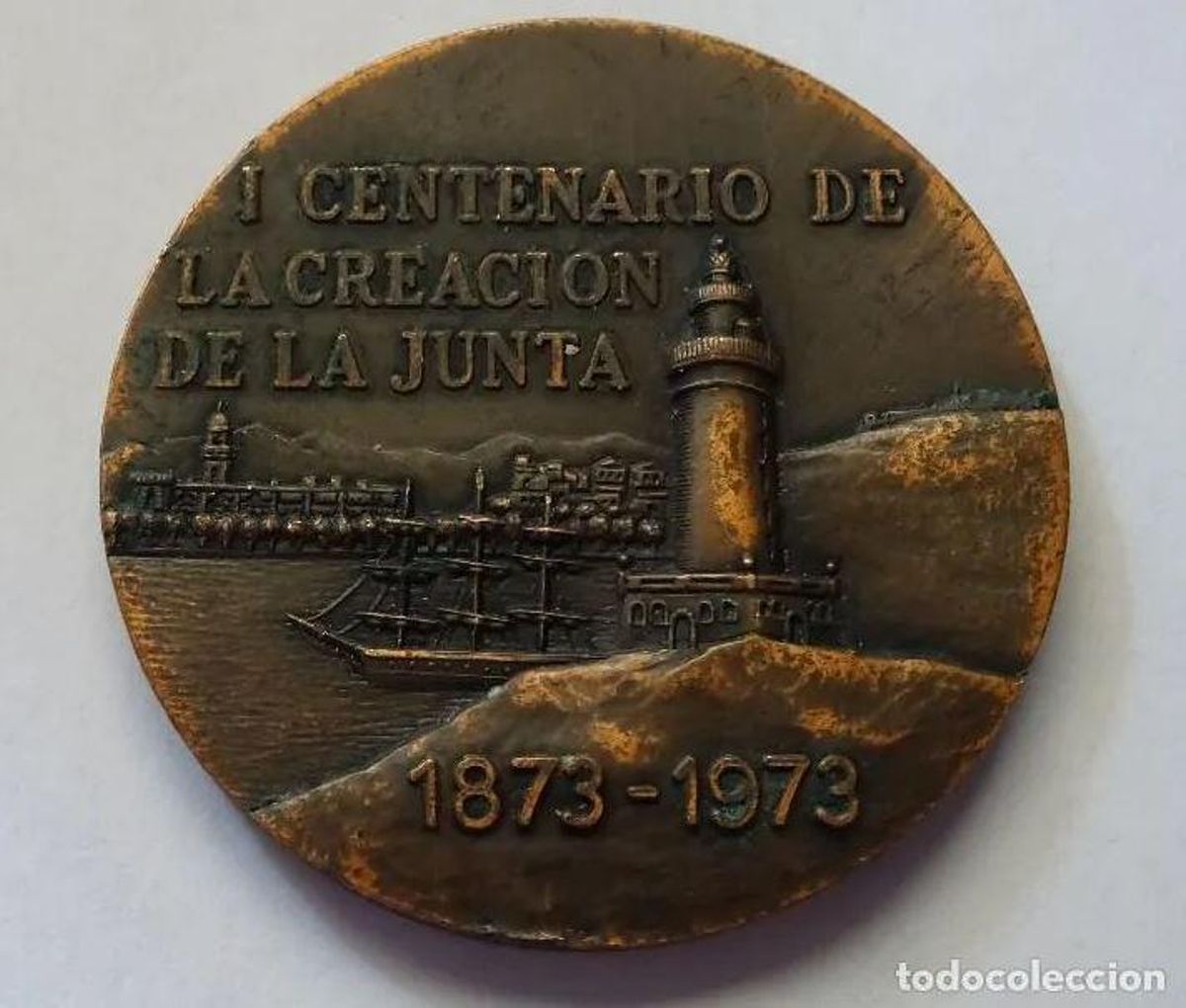 La medalla conmemorativa del centenario de la Junta de Obras del Puerto.