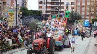 Una cascada de papeles de colores convierte el Coso en pura diversión